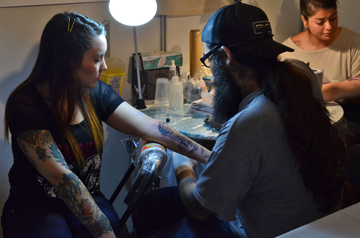 Tatuaggi a colori vietati