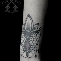 decor wrist lace dotwork, decorazione polso pizzo e puntinato