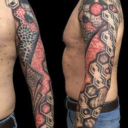 Tatuaggio braccio geometrico dotwork-1